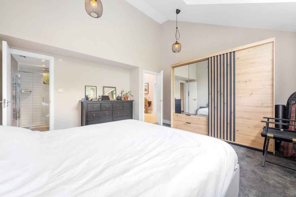 Bedroom 1 (3).JPG