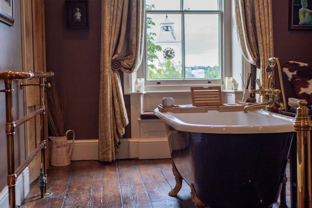 En-suite Bathroom.jpg