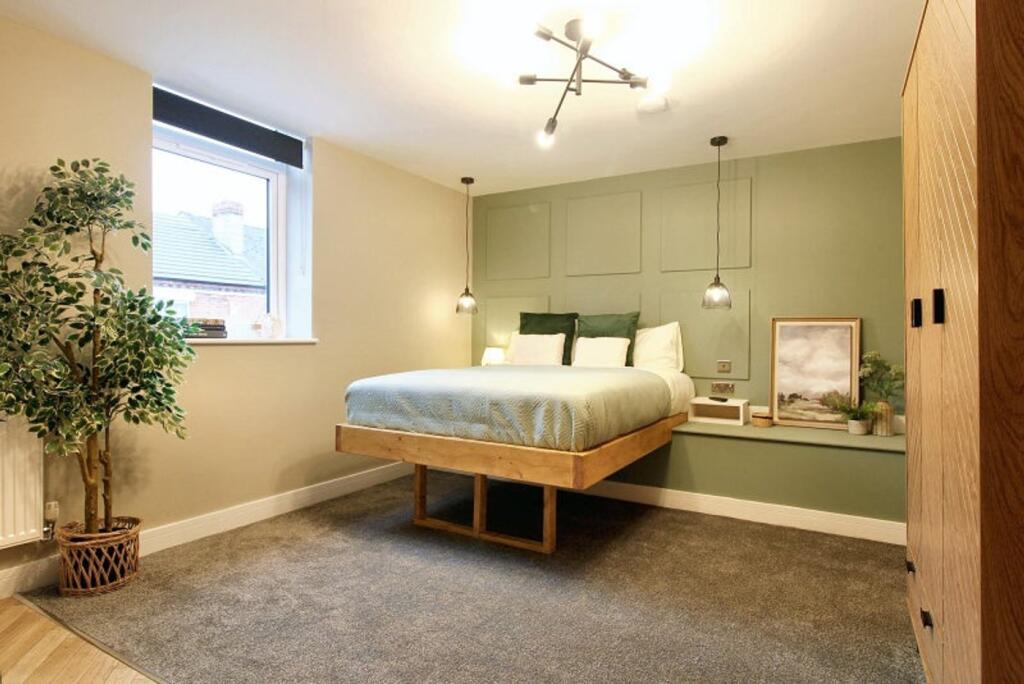 This beautifully designed double bedroom featur...