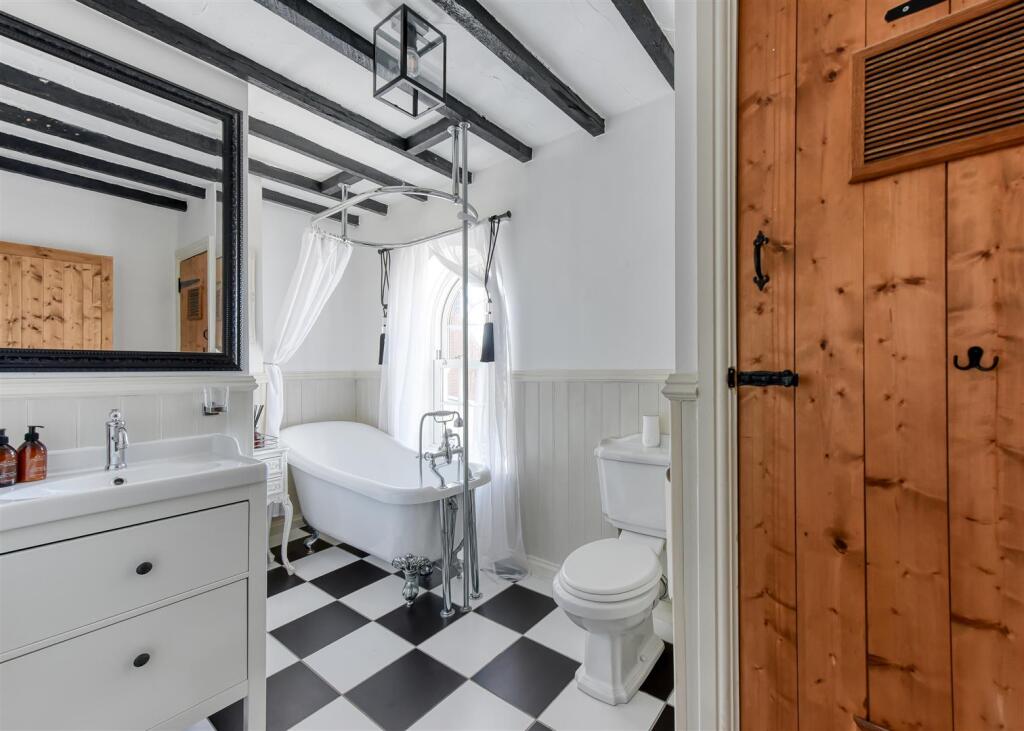 62 Sedgley Road-bed1 ensuite1.jpg