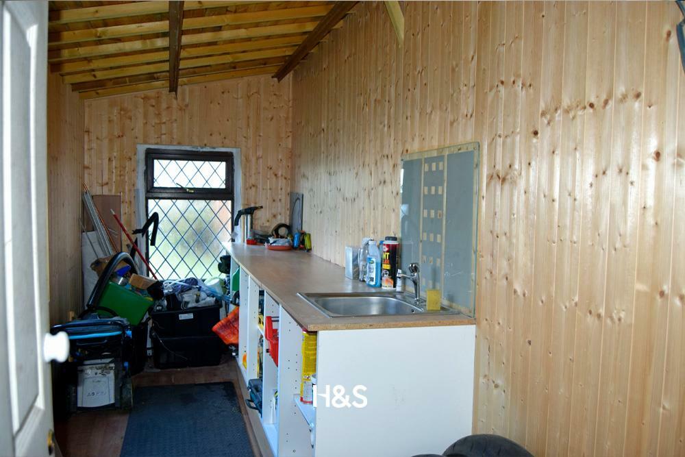 3 Gilliver Road work shed.jpg