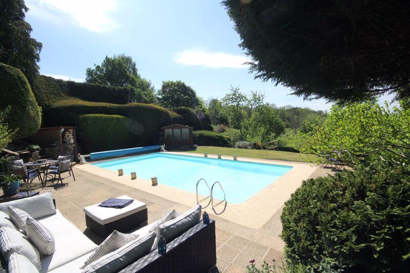 Pool and sun terrace 