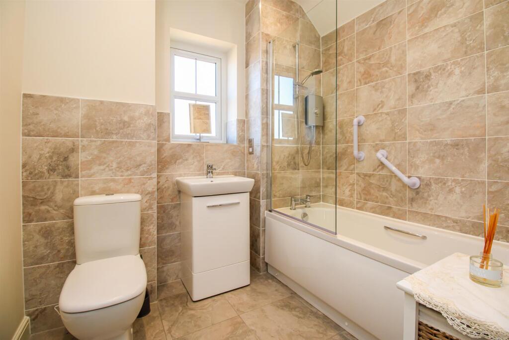 EN SUITE BATHROOM