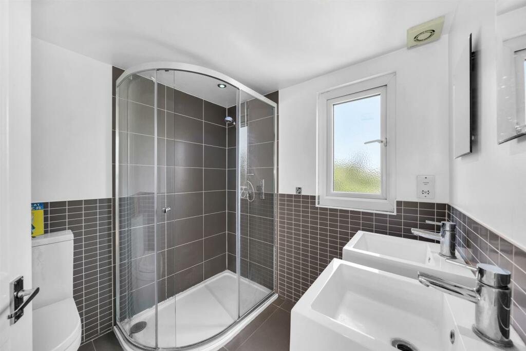 EN SUITE SHOWER ROOM