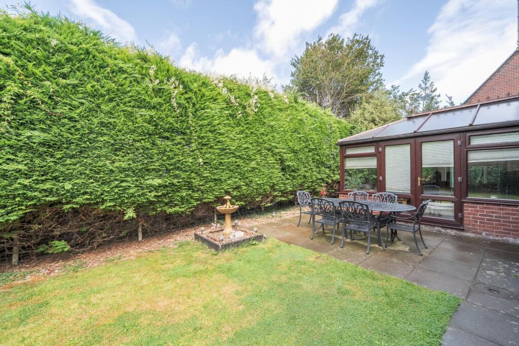 Garden with Conservatory.jpg