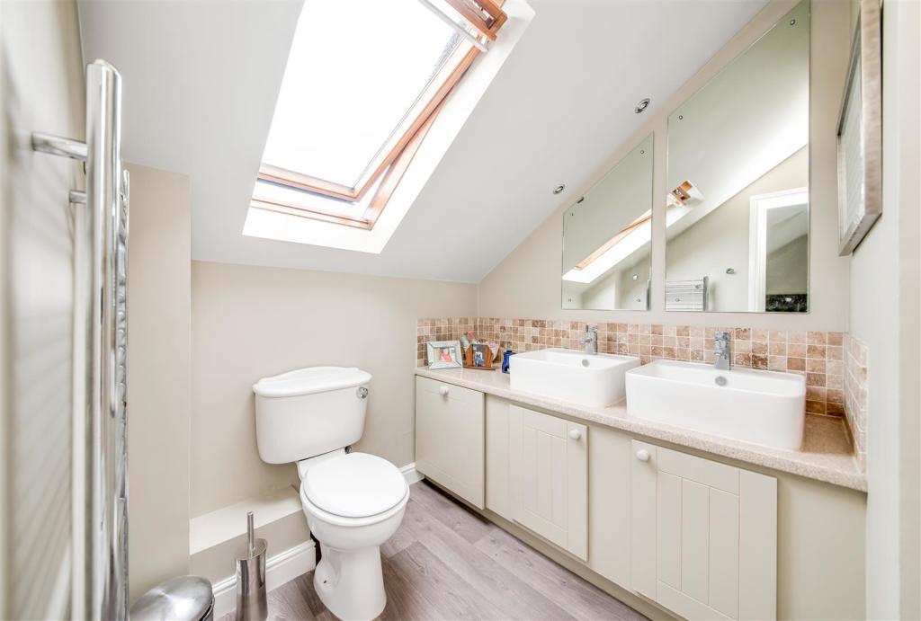 E-SUITE SHOWER ROOM TO BEDROOM ONE