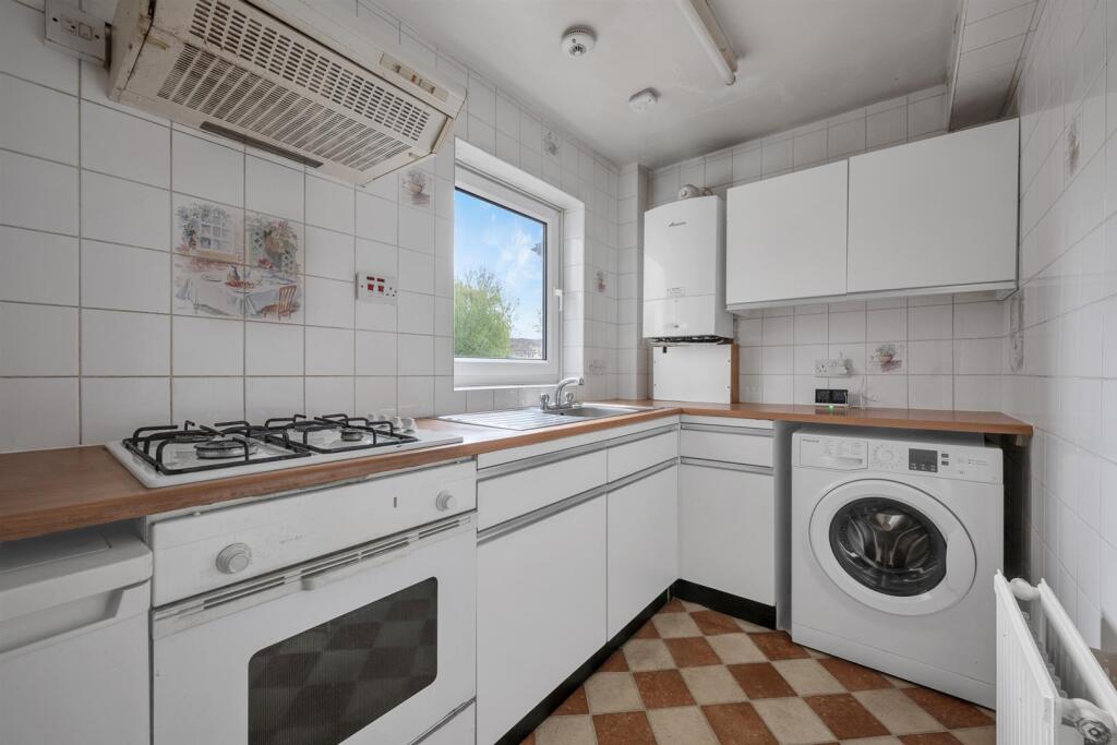 FITTED KITCHEN