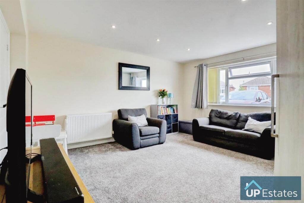 SITTING ROOM/BEDROOM