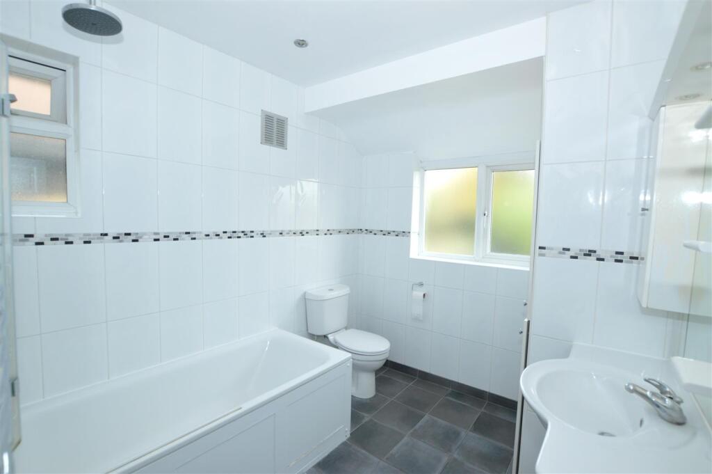 10 Shirley Drive bath.JPG