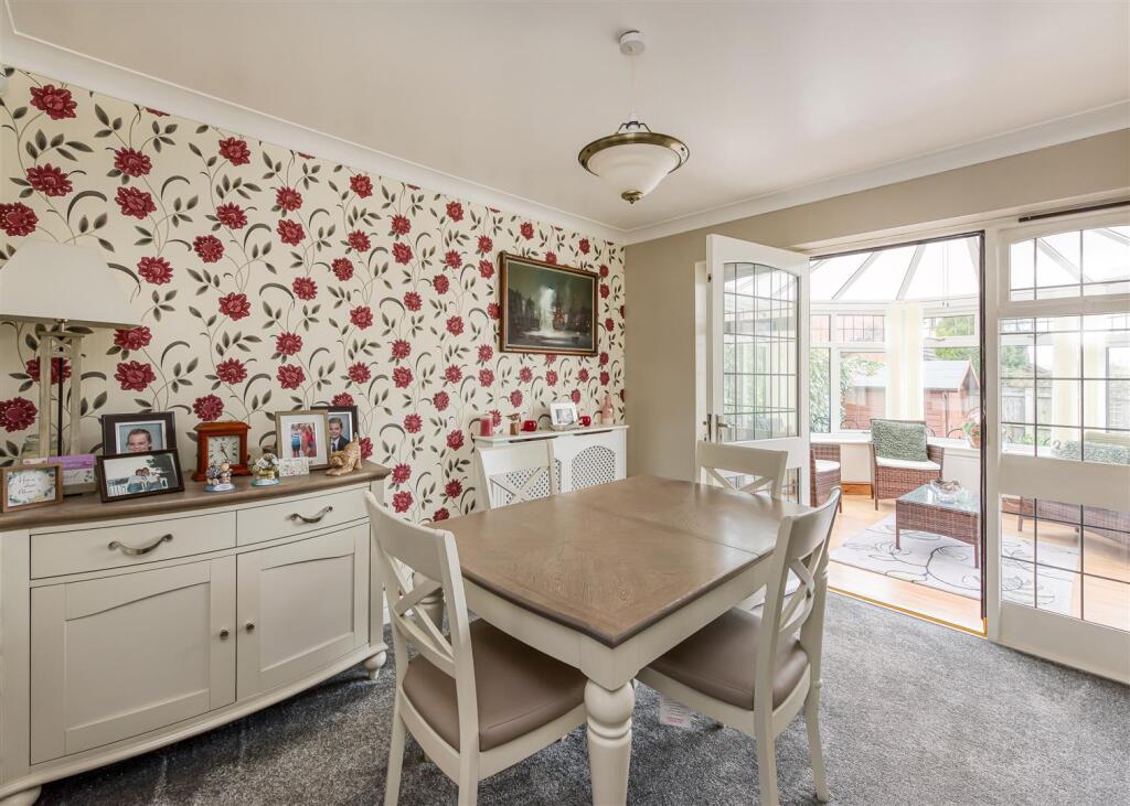 19 Penleigh Gardens-dining.jpg