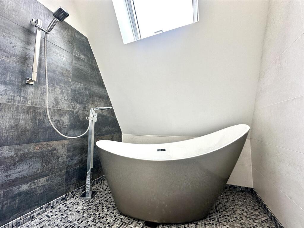 EN-SUITE BATHROOM