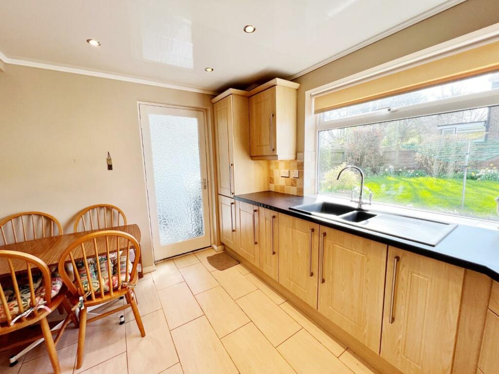 Kitchen pic 2.jpg