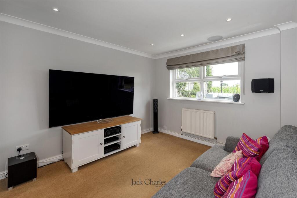 2 Chelsfield Close, TN11 0DW 011.jpg