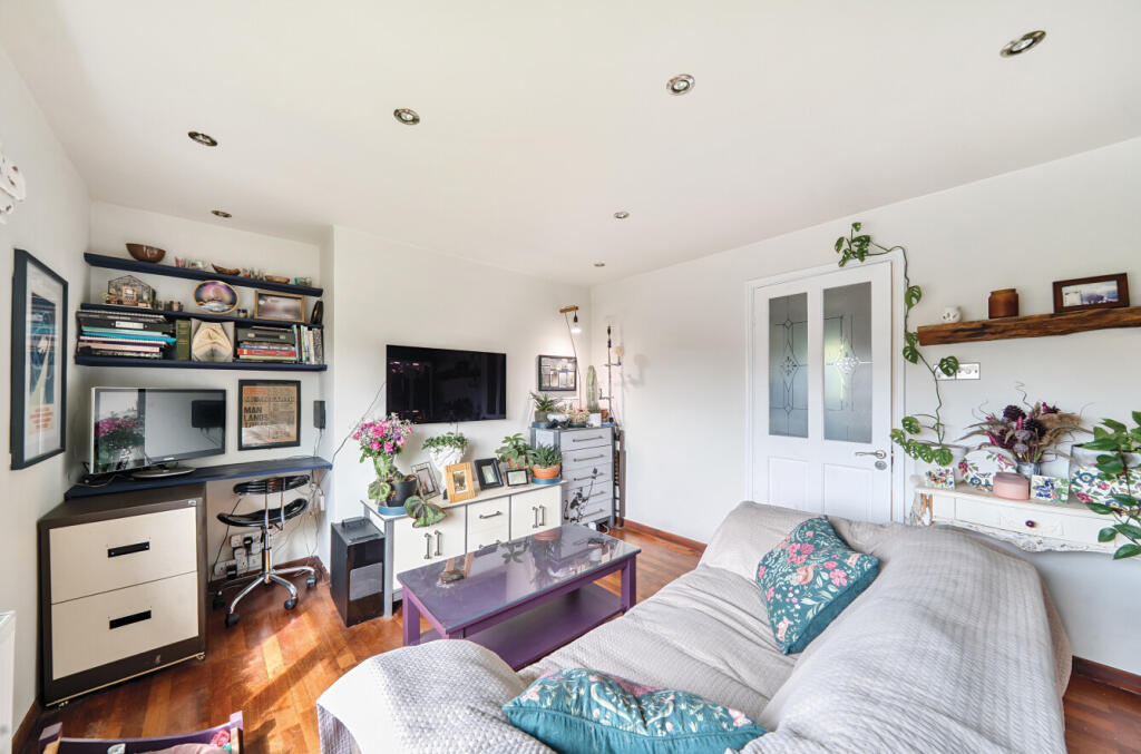 1304806-4-684aa0c...