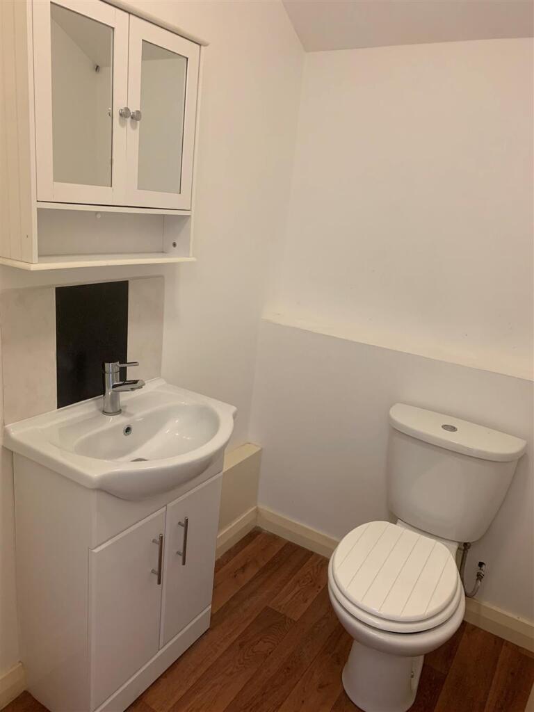 Cloakroom/wc