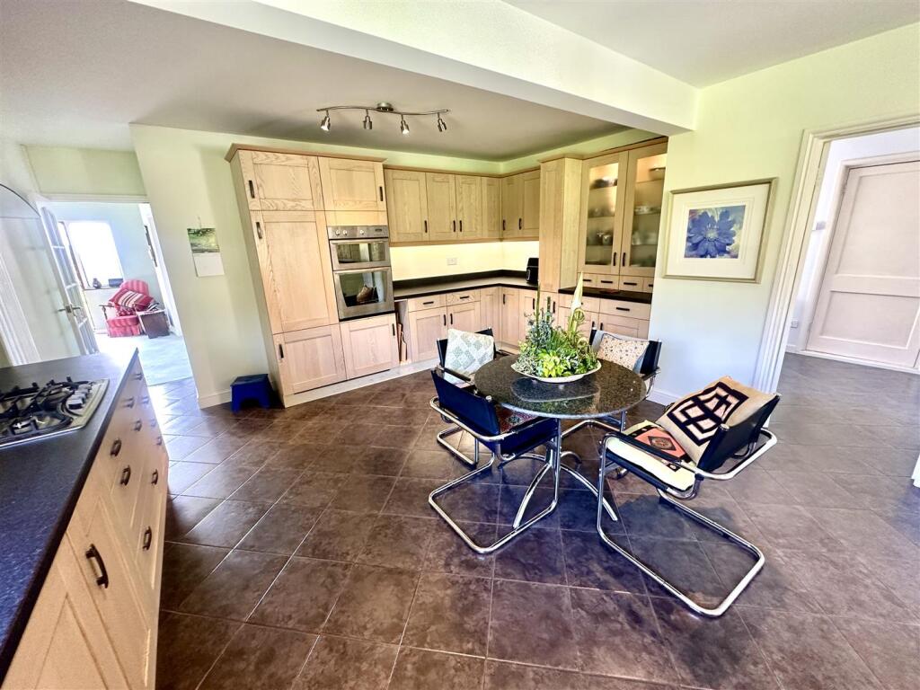 KITCHEN/BREAKFAST ROOM