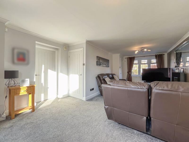 LIVING ROOM/DINER