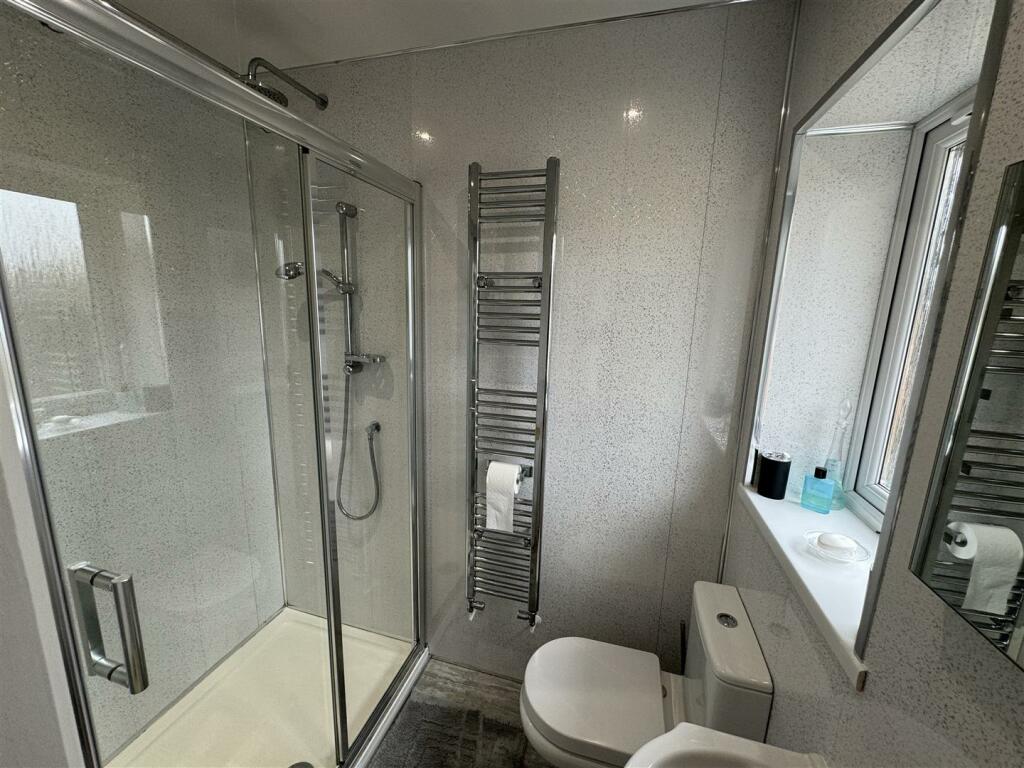 EN-SUITE SHOWER ROOM