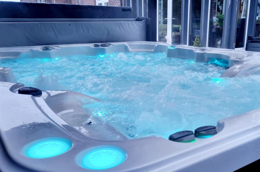 20 - Hot Tub.jpg