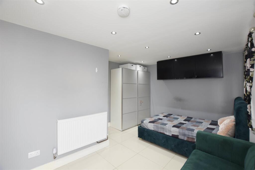 outhouse-bedroom-lounge.jpg