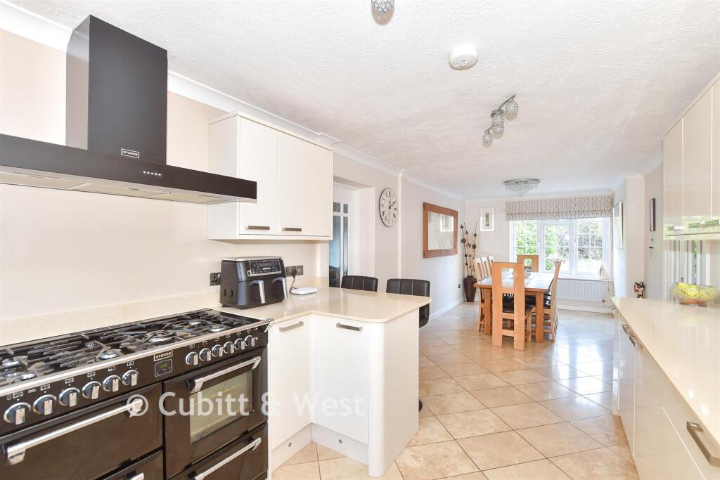 Kitchen/ Dining Room
