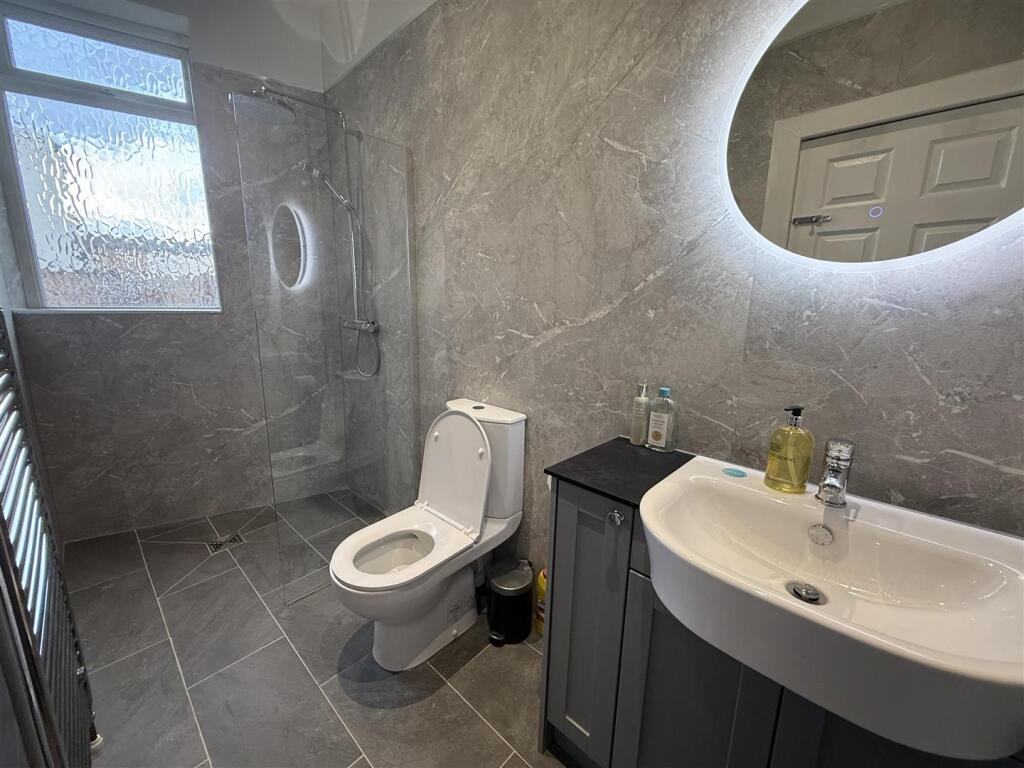 87BL.shower.JPG