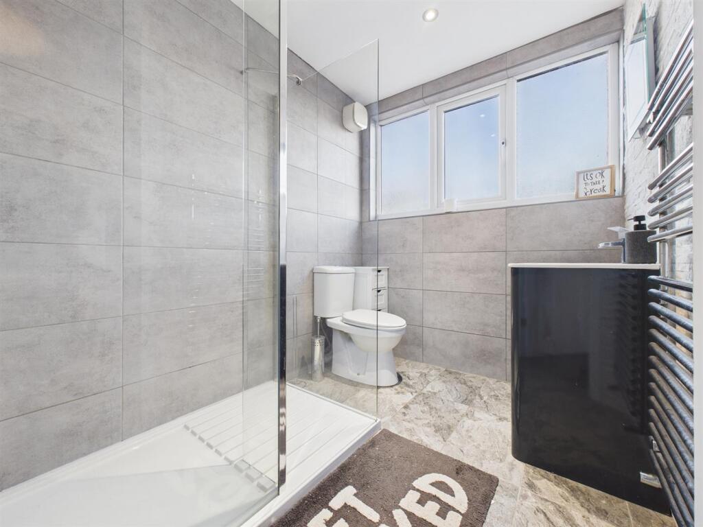 EN-SUITE SHOWER