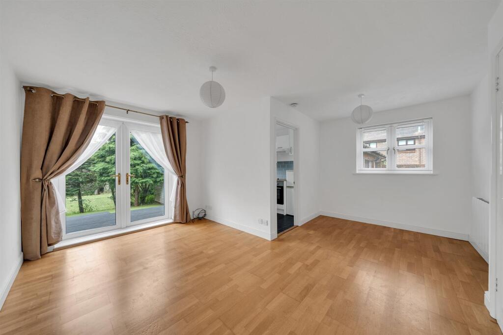 'L' SHAPED LIVING ROOM