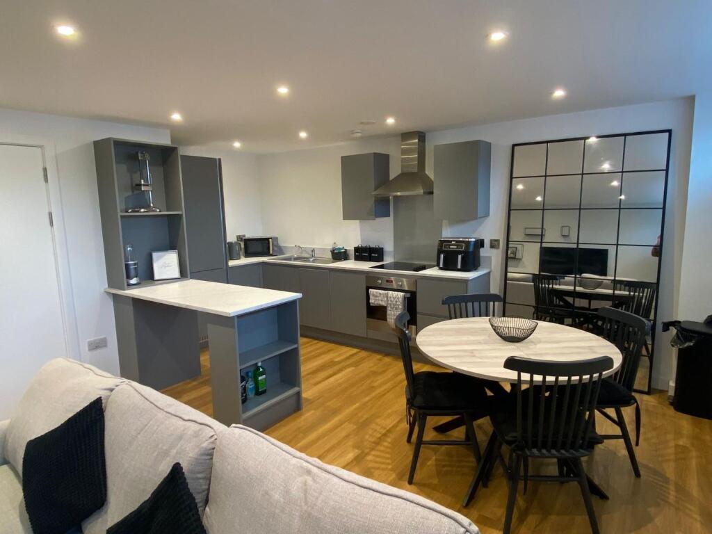 Lounge kitchen 3.jpg