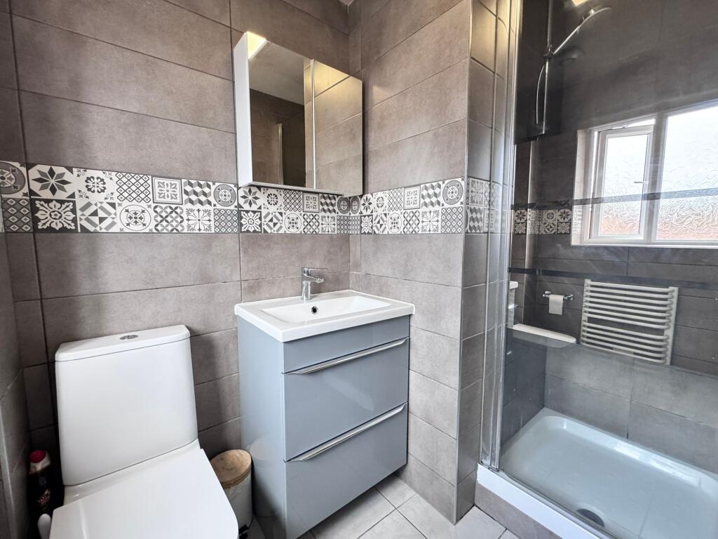 EN-SUITE SHOWER ROOM