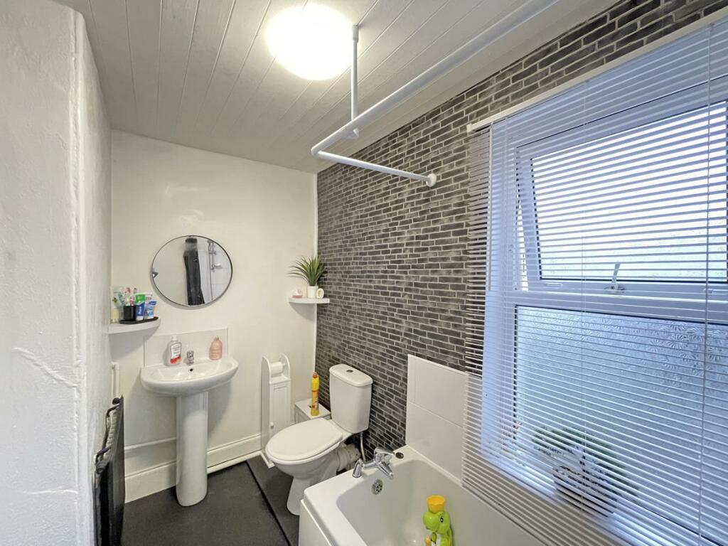 Maristow Avenue 46 Bathroom.....jpg