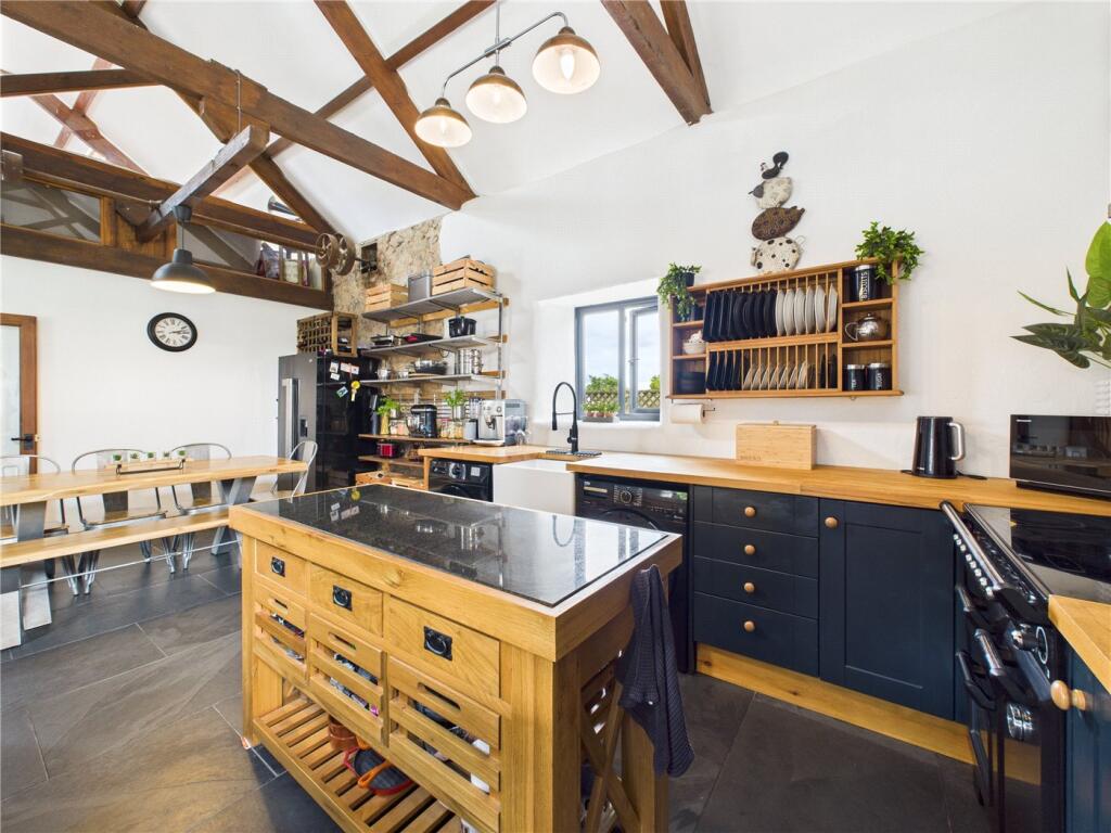 Kitchen &amp; Living