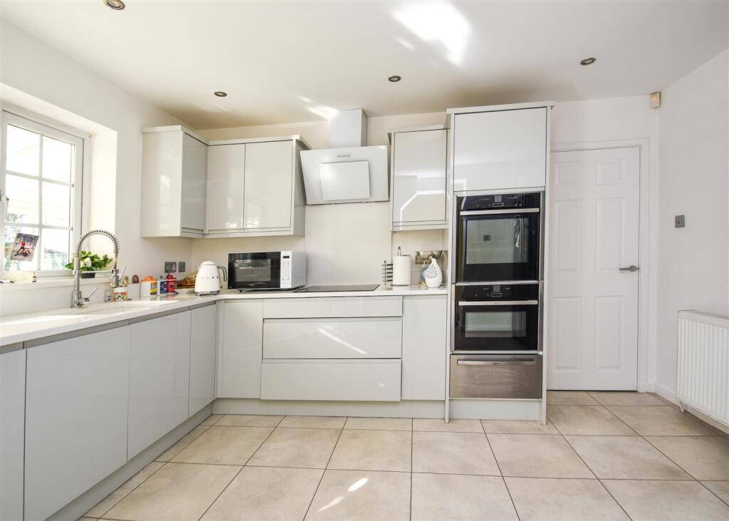 18 Corfton Drive - Breakfast Kitchen (3).jpg