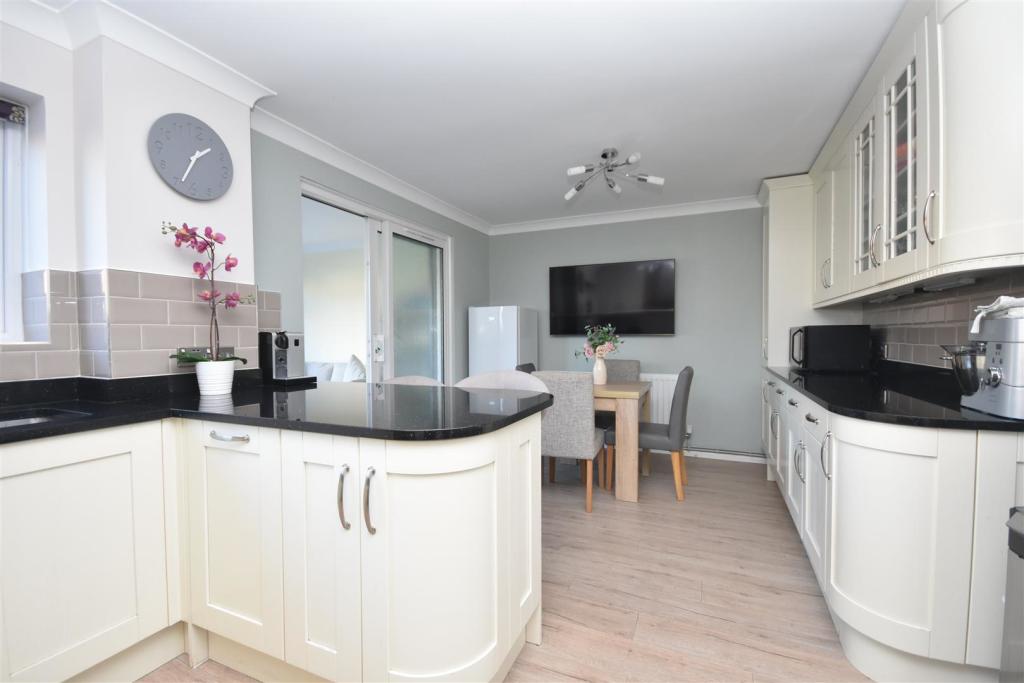 kitchen dining room.jpg