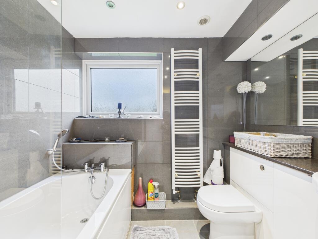 CAM04018G0-PR0400-STILL007