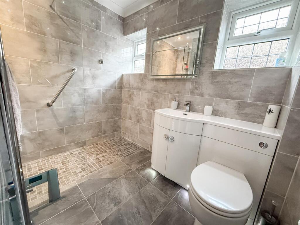 SHOWER ROOM