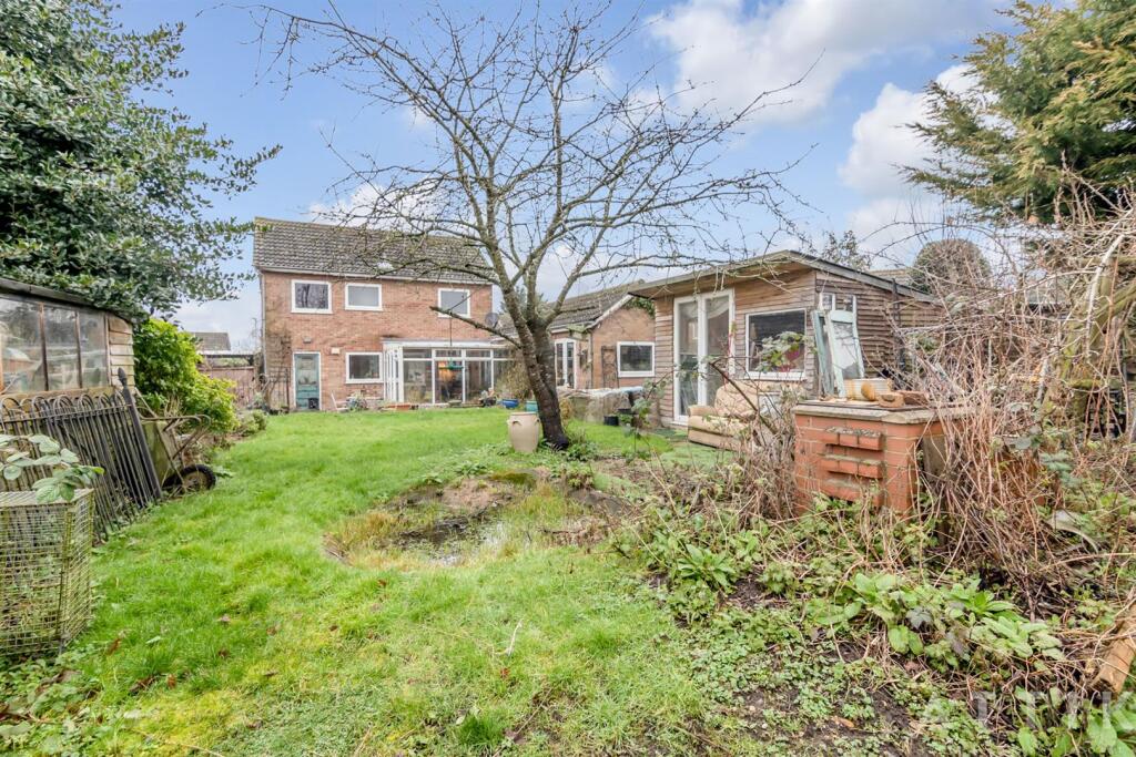 6 Mill Hill Drive Halesworth IP19 8DB (33).jpg