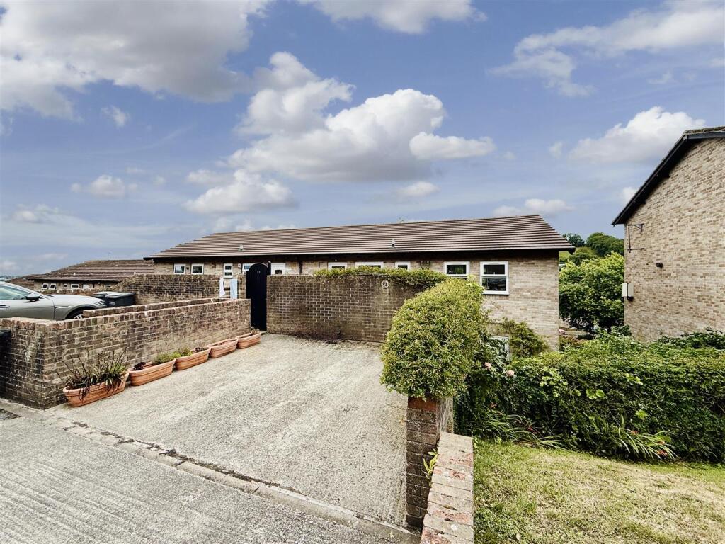 Parkign Area Towards Property.JPG