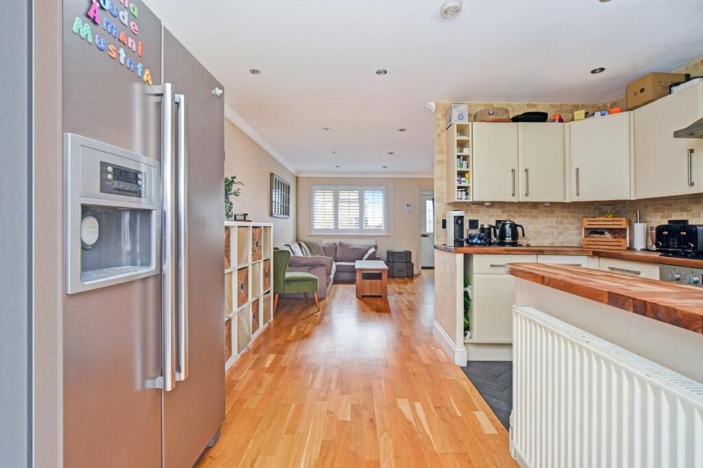 LINDSAY CLOSE (6).jpg