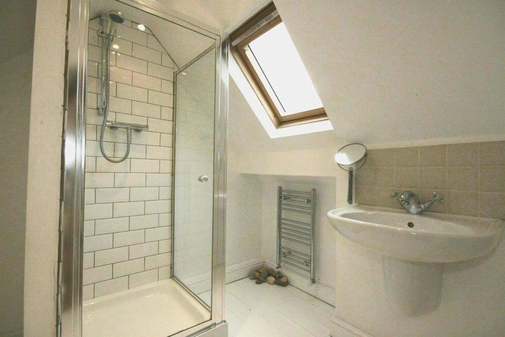 Bedroom 3 En-Suite.jpg