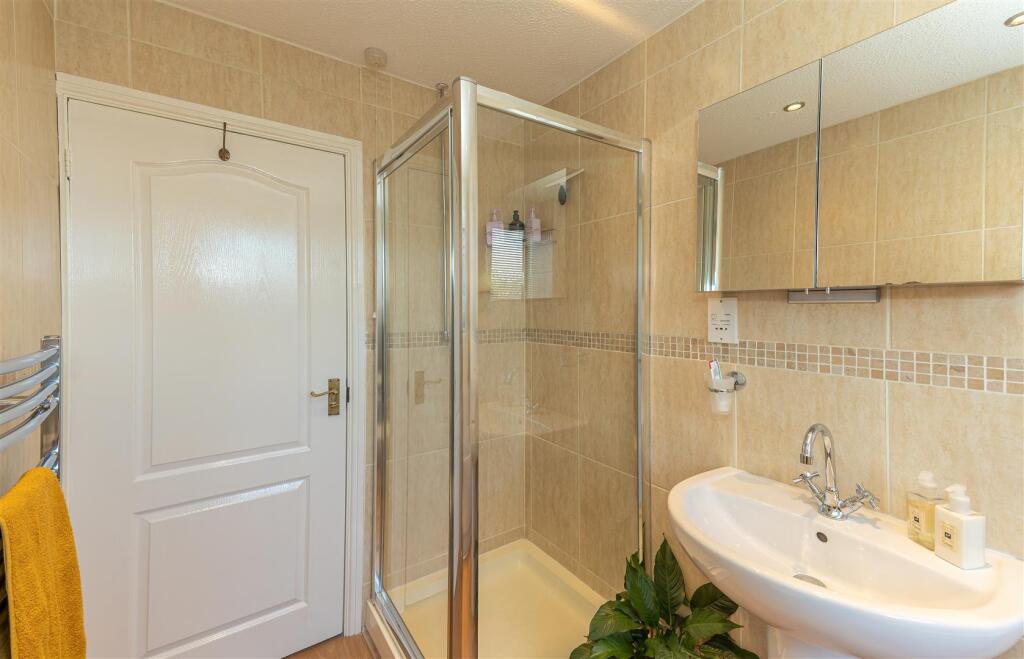 Family bathroom 1.1 SAPL2269-CR3-20250409-DxO_Deep