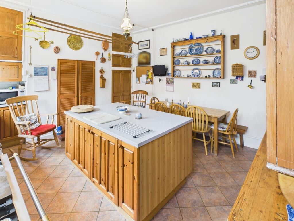 CAM04233G0-PR0042-STILL045