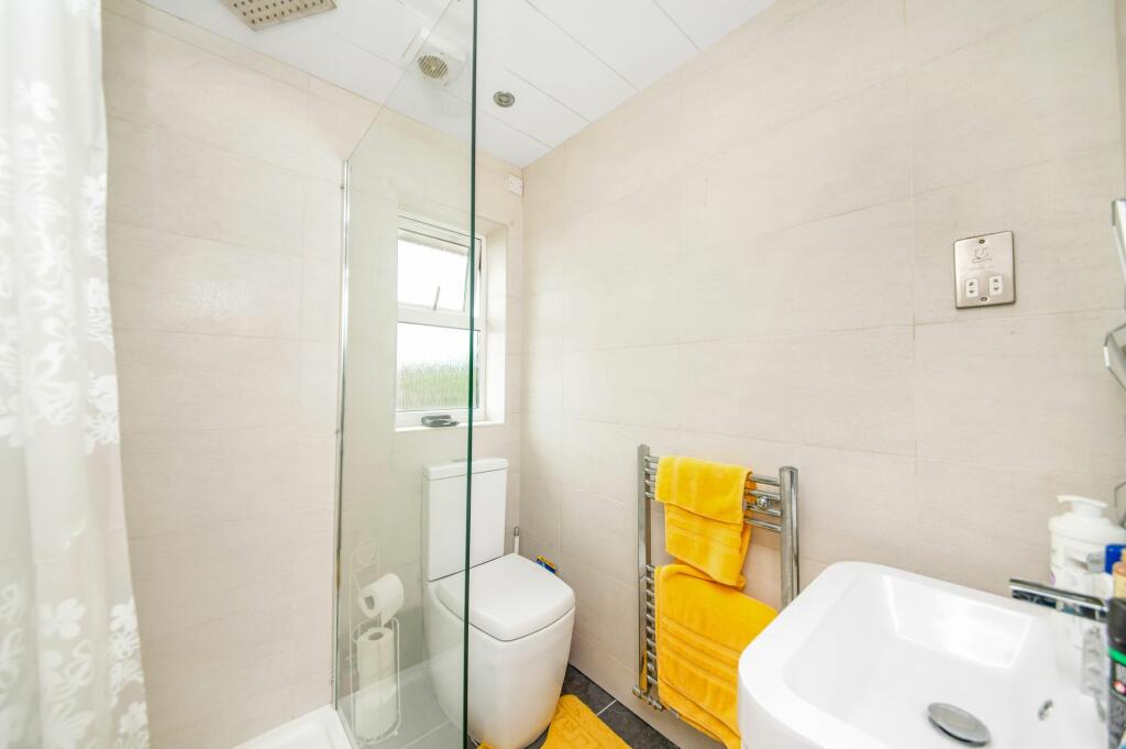 EN-SUITE SHOWER ROOM