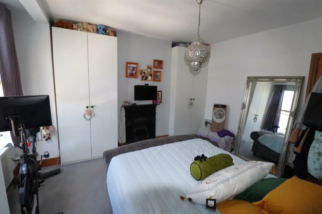 Bedroom 1 (2).JPG