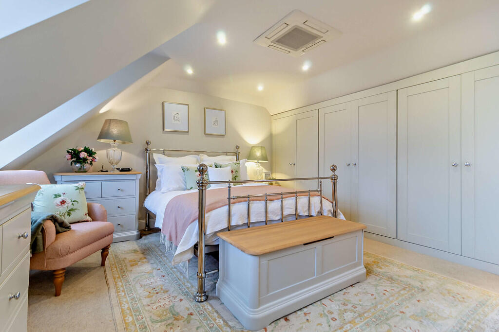 8632598-interior1...