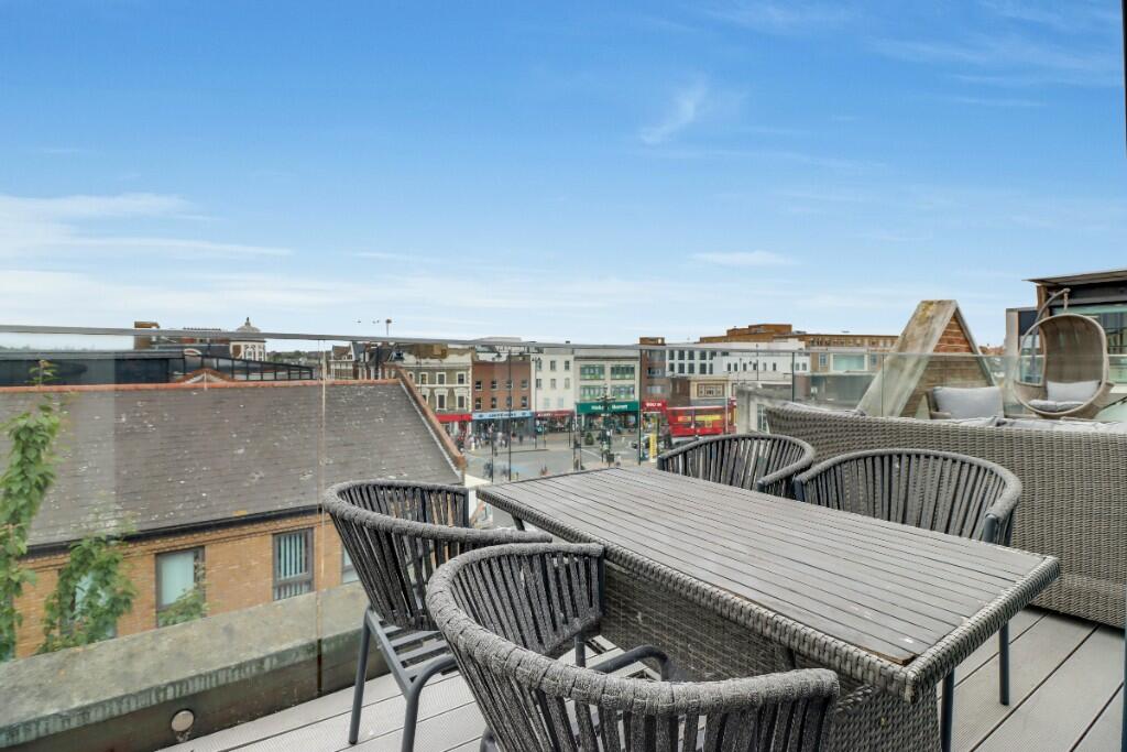 Tooting High Street, London, SW17