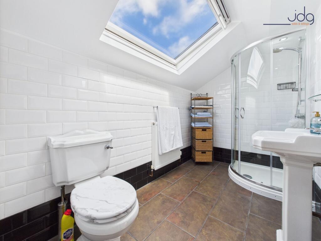 Ensuite with skylight
