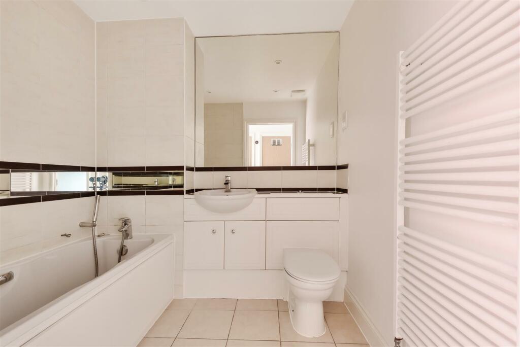 53 Franklin Court Bath.jpg