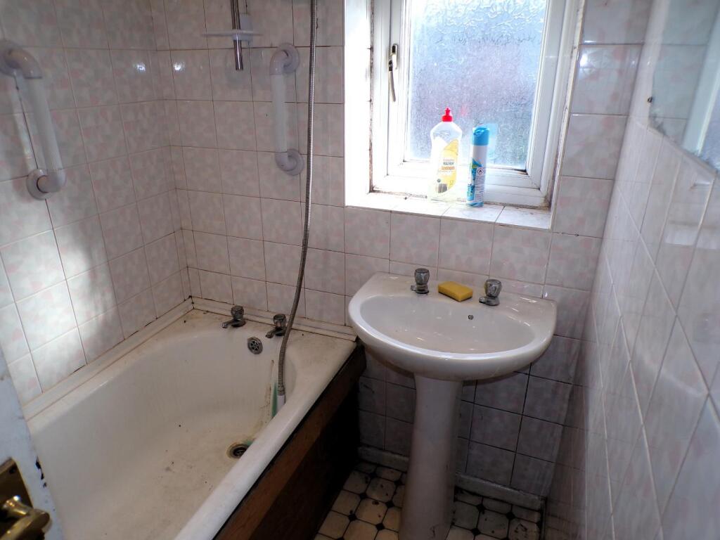 WestminsterRd25bath.JPG