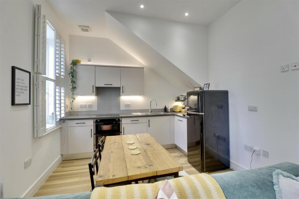 KITCHEN/LOUNGE/DINER